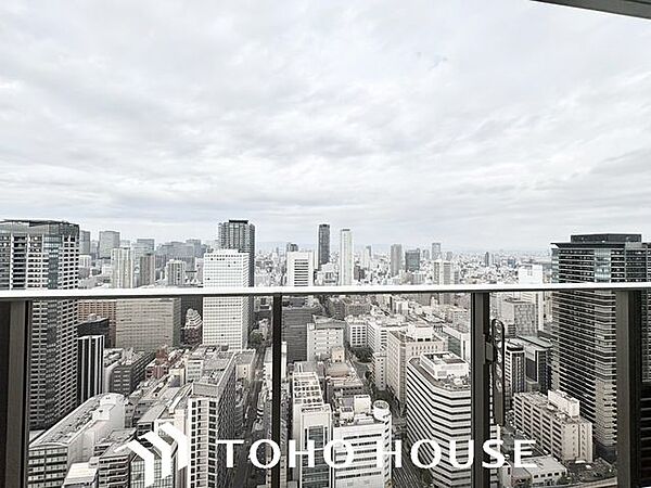 開けた視界の先に広がる景観が、お部屋全体を明るく演出します。特別な日の風景はもちろん、何気ない日常の景色も心地よい癒やしの時間に変えてくれる住環境です。