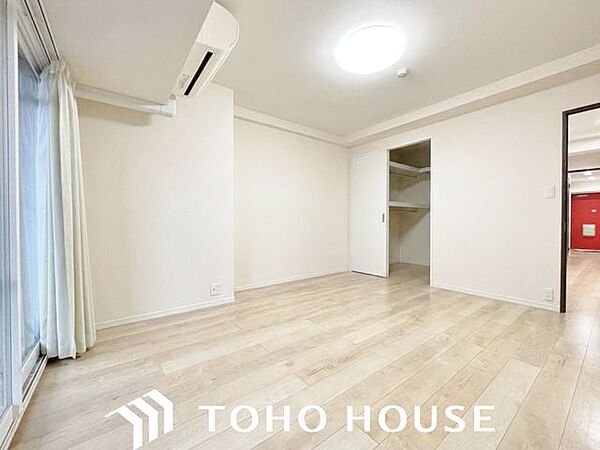 一日の疲れを癒やすのにふさわしい、落ち着いた雰囲気が魅力の洋室。十分な居住性を確保しており、ベッドを配置しても圧迫感を感じにくいため、ご家族がゆったりとリラックスして過ごせる設計です。