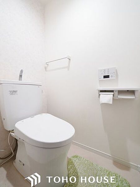 ホワイトを基調とした、清潔感あふれるシンプルなトイレ空間。限られたスペースながらも、お手入れのしやすい床材やクロスが採用されており、日々の掃除がスムーズに行える機能的な造りに仕上がっています。