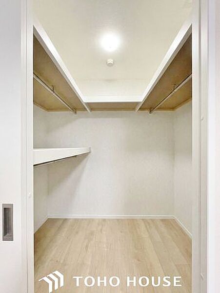 余分なものをまとめて収納してお部屋の中をすっきりできます。衣類をまとめてしまえるため管理がしやすく、スーツケースやゴルフバッグ、スキー用品といった大型用品や季節品まで収納が可能です。