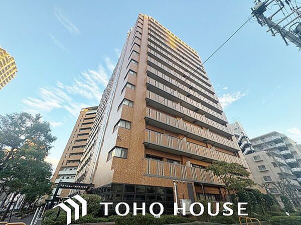 落ち着いた住環境に相応しい、気品ある佇まいの外観デザイン。前面道路の幅員（または周辺の開放感）にも恵まれており、圧迫感を感じさせない開放的でスッキリとした外観が魅力的な物件です。