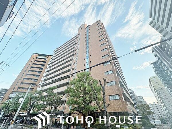 周囲の街並みと美しく調和する、洗練されたデザインの外観。飽きのこないシンプルなカラーリングとスタイリッシュなフォルムが、住まいとしてのクオリティの高さと落ち着いた佇まいを演出します。