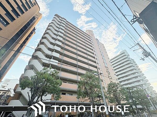 落ち着いたカラーリングと直線的なフォルムが目を引く、モダンな外観デザイン。周囲の環境に調和するスタイリッシュな佇まいで、外壁の質感が建物の堅牢さとクオリティを感じさせる仕上がりです。