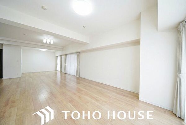 窓からの採光をしっかりと確保した明るい洋室。日中は自然光が室内に心地よく行き渡り、爽やかな空間を演出します。毎日の目覚めを心地よく迎えられるため、主寝室としての利用にもおすすめです。