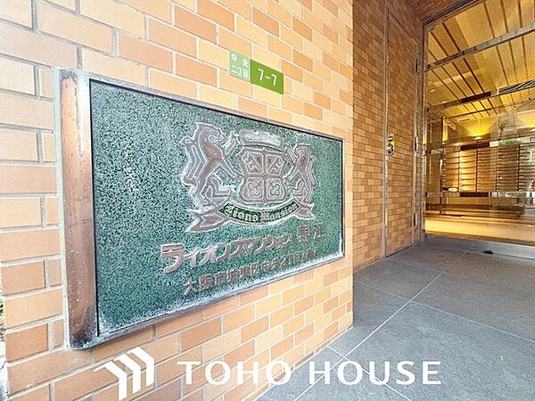 マンションの顔である館銘板。重厚感と気品を感じさせるデザインが、訪れる方を心地よく迎えてくれます。建物の丁寧な管理体制と、日々の暮らしの上質な雰囲気を物語るシンボリックなスポットです。