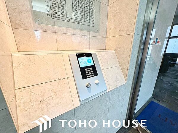 インターホン付きで、玄関まで行かずに室内から来客を確認・応対できます。日々の暮らしを便利にするうれしい設備です。
