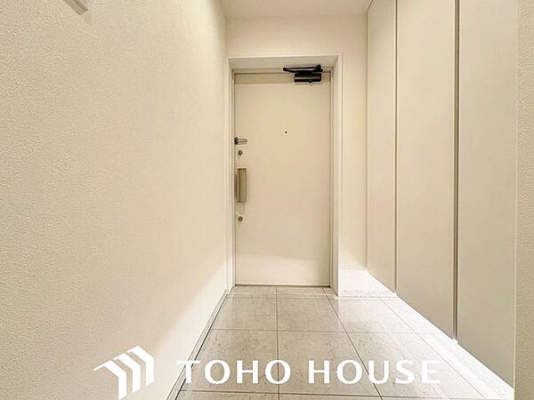 段差を抑えたフラットな設計が特徴的な、機能性の高いマンションの玄関内。備え付けのシューズボックスにより限られた空間を有効活用でき、常に清潔感のあるスッキリとした状態をキープしやすい設計です。