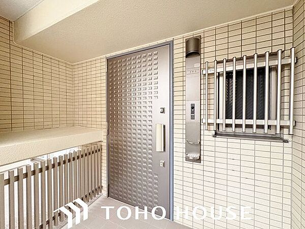 共用廊下側からの視線や防犯面に配慮された、シンプルでオーソドックスなマンションの玄関扉。新聞受けやインターホンがコンパクトにまとまっており、毎日の通行がスムーズに行える機能的な造りです。