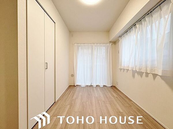 リビングから少し離れた配置により、静かで落ち着いた時間を過ごせる洋室。プライベートな時間をゆったりと満喫でき、周囲を気にせずテレワークや趣味の空間としても最適に活用いただけます。