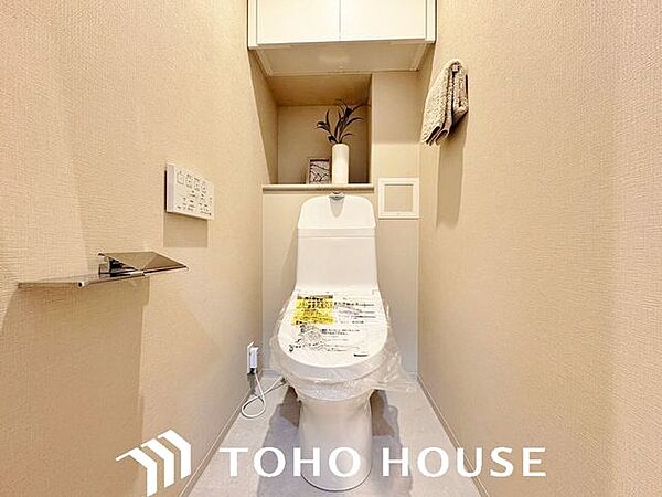 ホワイトを基調とした、清潔感あふれるシンプルなトイレ空間。限られたスペースながらも、お手入れのしやすい床材やクロスが採用されており、日々の掃除がスムーズに行える機能的な造りに仕上がっています。