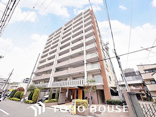 落ち着いた住環境に相応しい、気品ある佇まいの外観デザイン。前面道路の幅員（または周辺の開放感）にも恵まれており、圧迫感を感じさせない開放的でスッキリとした外観が魅力的な物件です。
