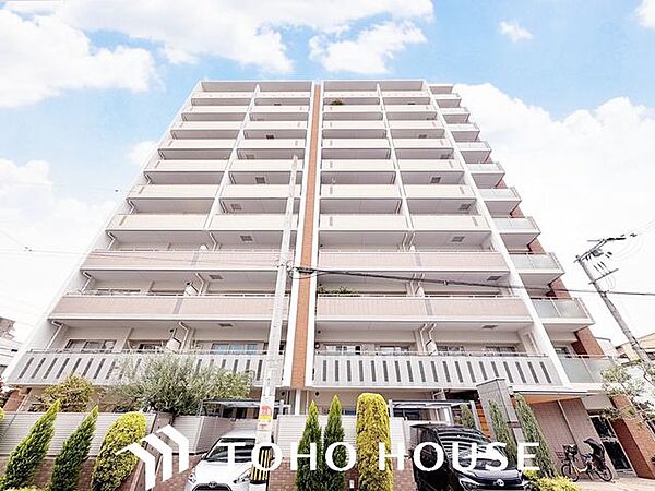 陽光を効率よく取り込めるよう、窓の配置や建物の形状に配慮された設計。外からの視線を適度に遮りながらも、室内に明るい光と心地よい風を届ける工夫が外観デザインからも見て取れます。