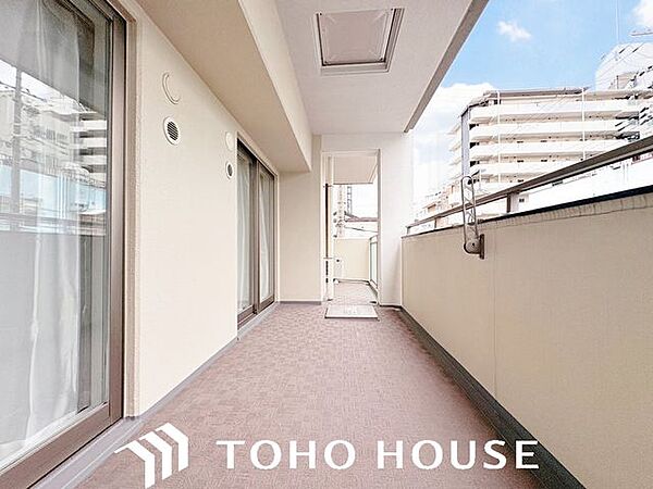室内に明るい光と心地よい風を届ける、開放的な設計のバルコニー。手すり壁の仕様や配置により、外からの視線を適度に遮りながらも、日中の採光を効率よく取り込めるよう配慮された快適な空間です。