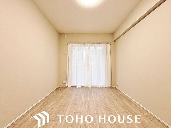 窓からの採光をしっかりと確保した明るい洋室。日中は自然光が室内に心地よく行き渡り、爽やかな空間を演出します。毎日の目覚めを心地よく迎えられるため、主寝室としての利用にもおすすめです。