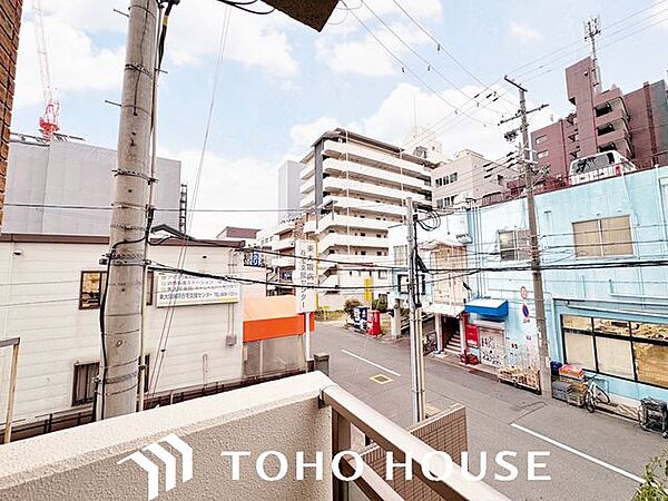 前面に極端な遮蔽物がなく、程よい開放感を確保した窓からの眺望。外からの視線が直接気になりにくい配置（または距離感）が保たれており、室内にいながら周囲の落ち着いた住環境を確認できる安心の景色です。