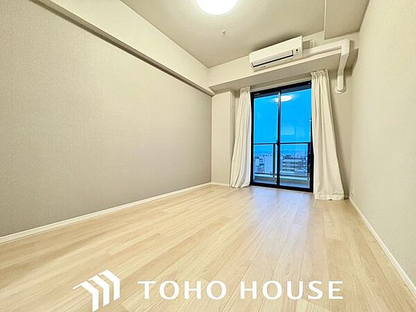 心と体をゆったりと安らげる主寝室。寝室のゆとりが大きい分だけ、暮らしの安らぎは深まります。一日の疲れを癒すだけでなく、ご夫婦の親密な語らいを紡ぎ出します。