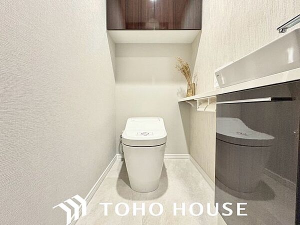 方角や時間帯の違いで日当たりがどう変化するか、周辺の道路や学校、お店や道路 の音など、家の中で静かに過ごせるかチェックできるのも、完成済みならでは。