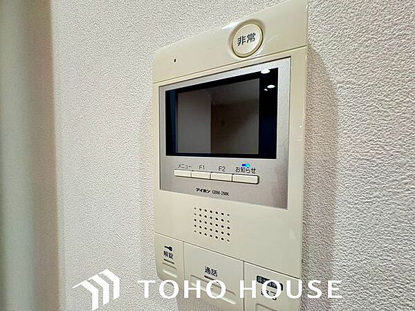 【モニター付きインターホン】誰が来てもわかる様にモニター付きインターホンを設置。快適と安らぎを合わせた優しい設計。