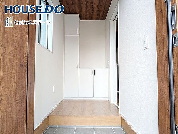 □■玄関■□いつでもスッキリとした玄関でお出迎え♪散らかりがちな玄関がスッキリ片付く収納力の高い玄関収納が備え付けられてます。