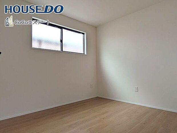 □■洋室■□5.2帖の洋室です♪お子様のお部屋や趣味のお部屋などとして使えるナチュラルなデザインです。自分好みの空間に仕上げるワクワク感も◎