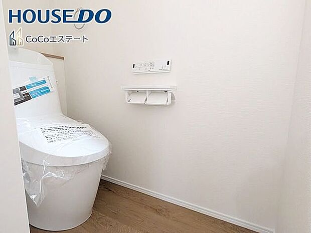 □■トイレ■□温水洗浄便座付きトイレ♪冬場や冷え込む時期にもお尻を温かく快適に保ちます。また、汚れにくく掃除しやすい設備です。