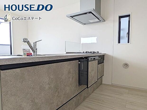 □■キッチン■□人気のカウンターキッチン♪ご家族との会話を楽しみながら、お子様を見守りながらお料理できます。