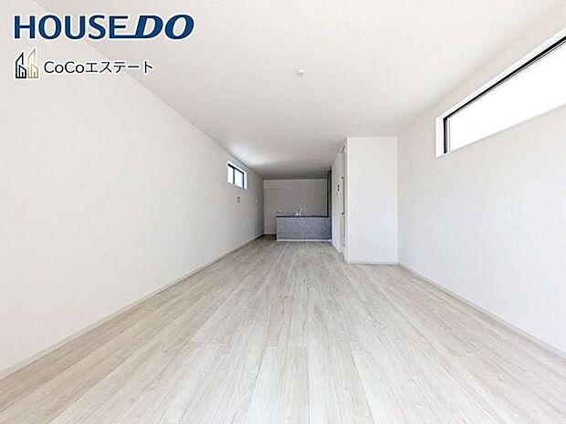□■リビング■□大切な家族が集まるからこそLDKにはこだわりたいですね。窓が多い設計は様々な角度から光を取り込めるこだわりの間取りです。