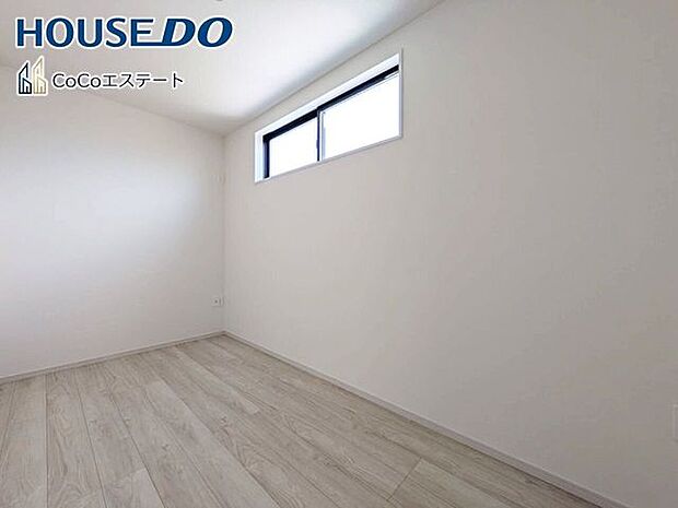 □■洋室■□4帖の洋室です♪お子様のお部屋や趣味のお部屋などとして使えるナチュラルなデザインです。自分好みの空間に仕上げるワクワク感も◎
