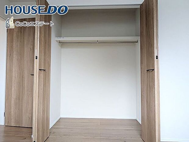 □■収納■□5.8帖の洋室のクローゼットです♪各部屋にクローゼット完備。ゆとりの収納で、お部屋がスッキリ片付きます。