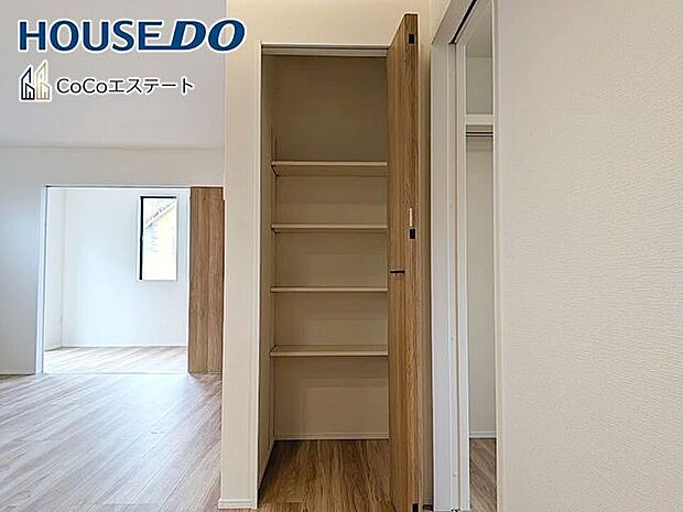 □■収納■□パントリーです♪キッチン用品や食品のストックに使用できます。可動棚付きでしっかり隅々まで収納できるのも嬉しいですね。