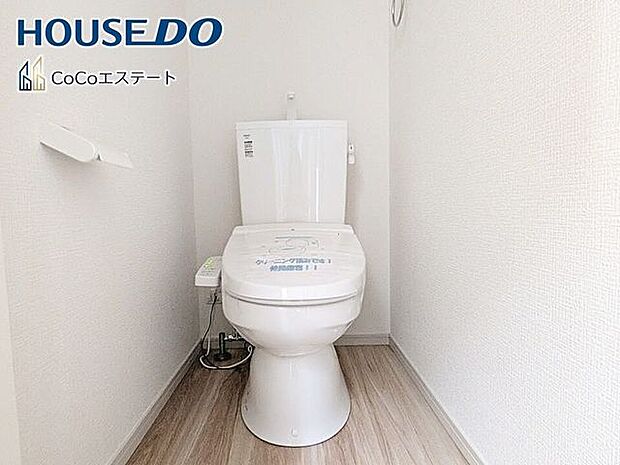 □■トイレ■□温水洗浄便座付きトイレ♪冬場や冷え込む時期にもお尻を温かく快適に保ちます。また、汚れにくく掃除しやすい設備です。