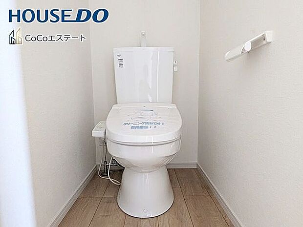 □■トイレ■□温水洗浄便座付きトイレ♪冬場や冷え込む時期にもお尻を温かく快適に保ちます。また、汚れにくく掃除しやすい設備です。