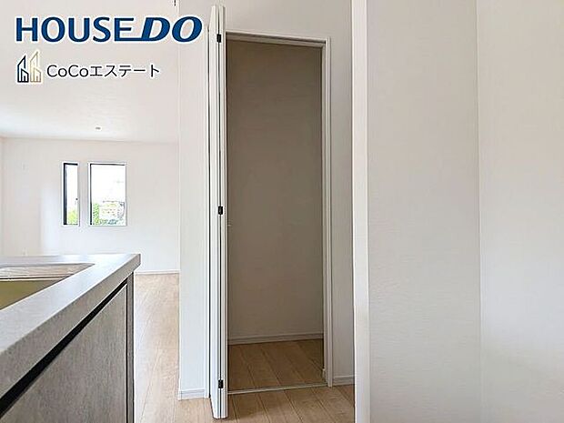 □■収納■□パントリーです♪キッチン用品や食品のストックに使用できます。可動棚付きでしっかり隅々まで収納できるのも嬉しいですね。