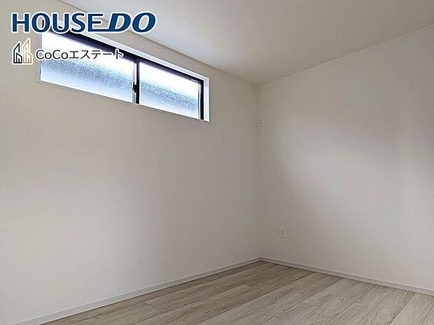 □■洋室■□4.4帖の洋室です♪お子様のお部屋や趣味のお部屋などとして使えるナチュラルなデザインです。自分好みの空間に仕上げるワクワク感も◎