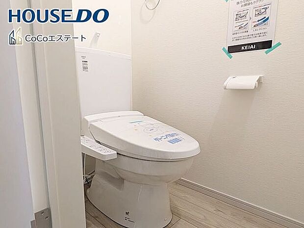 □■トイレ■□温水洗浄便座付きトイレ♪冬場や冷え込む時期にもお尻を温かく快適に保ちます。また、汚れにくく掃除しやすい設備です。