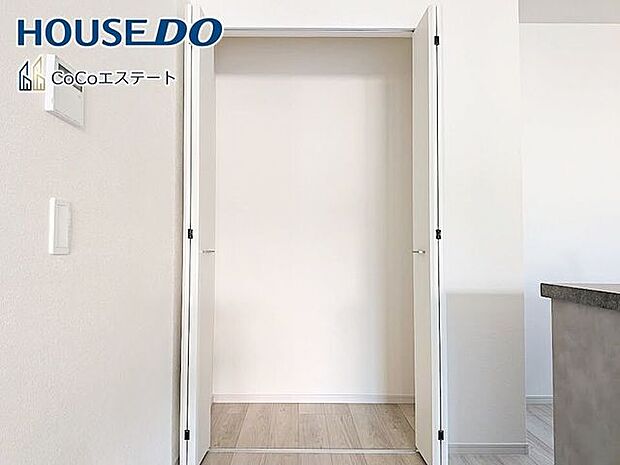 □■収納■□パントリーです♪キッチン用品や食品のストックに使用できます。可動棚付きでしっかり隅々まで収納できるのも嬉しいですね。