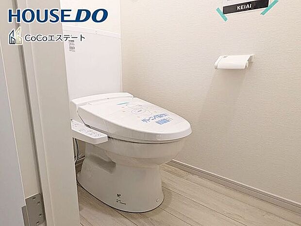 □■トイレ■□温水洗浄便座付きトイレ♪冬場や冷え込む時期にもお尻を温かく快適に保ちます。また、汚れにくく掃除しやすい設備です。