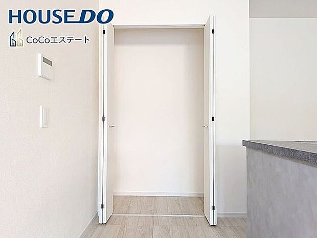 □■収納■□パントリーです♪キッチン用品や食品のストックに使用できます。可動棚付きでしっかり隅々まで収納できるのも嬉しいですね。