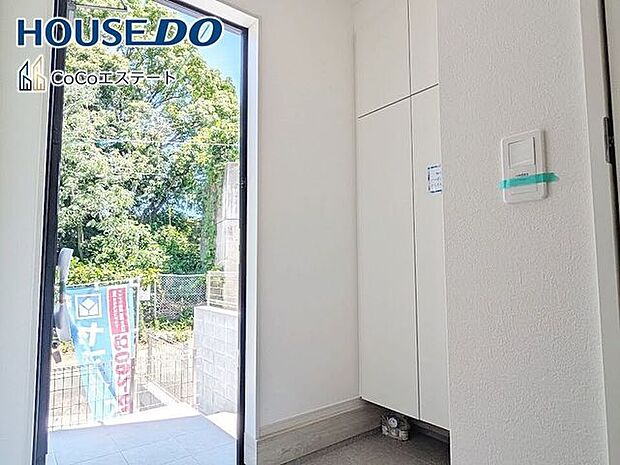 □■玄関■□いつでもスッキリとした玄関でお出迎え♪散らかりがちな玄関がスッキリ片付く収納力の高い玄関収納が備え付けられてます。