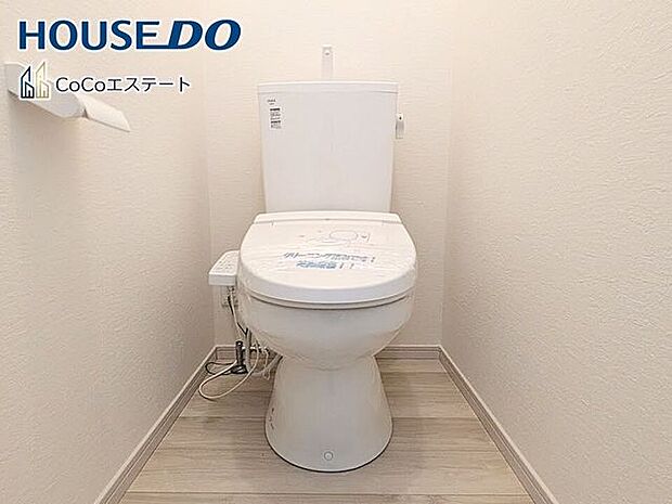 □■トイレ■□温水洗浄便座付きトイレ♪冬場や冷え込む時期にもお尻を温かく快適に保ちます。また、汚れにくく掃除しやすい設備です。