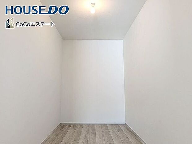 □■収納■□ウォークインクローゼット♪普段使いのお洋服や小物はもちろん、シーズンオフのものまでしっかり収納できる頼もしいスペースです。