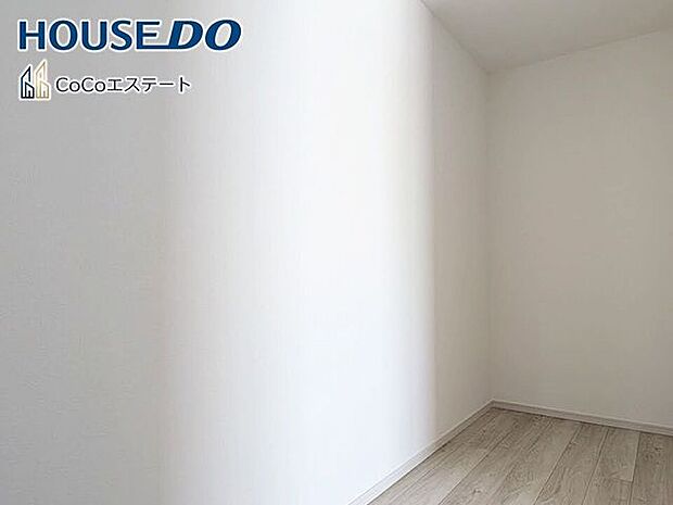 □■収納■□ウォークインクローゼット♪普段使いのお洋服や小物はもちろん、シーズンオフのものまでしっかり収納できる頼もしいスペースです。