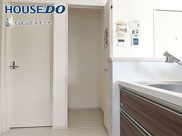 □■収納■□パントリーです♪キッチン用品や食品のストックに使用できます。可動棚付きでしっかり隅々まで収納できるのも嬉しいですね。