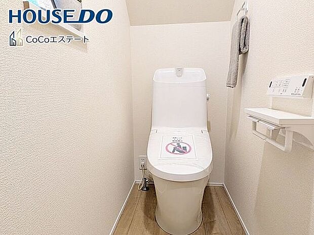 □■トイレ■□温水洗浄便座付きトイレ♪冬場や冷え込む時期にもお尻を温かく快適に保ちます。また、汚れにくく掃除しやすい設備です。