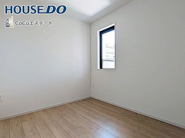 □■洋室■□3.7帖の洋室です♪お子様のお部屋や趣味のお部屋などとして使えるナチュラルなデザインです。自分好みの空間に仕上げるワクワク感も◎