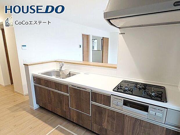 □■キッチン■□お料理をもっと効率的に♪浄水器付き蛇口、食洗器、グリル付き3口コンロと充実の設備が標準装備です。
