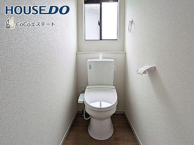 □■トイレ■□温水洗浄便座付きトイレ♪冬場や冷え込む時期にもお尻を温かく快適に保ちます。また、汚れにくく掃除しやすい設備です。