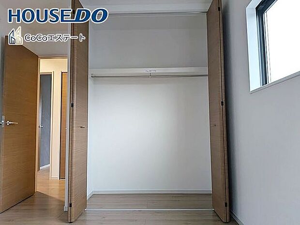 □■収納■□5.2帖の洋室のクローゼットです♪各部屋にクローゼット完備。ゆとりの収納で、お部屋がスッキリ片付きます。