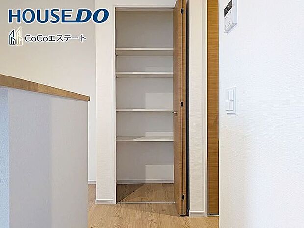 □■収納■□パントリーです♪キッチン用品や食品のストックに使用できます。可動棚付きでしっかり隅々まで収納できるのも嬉しいですね。