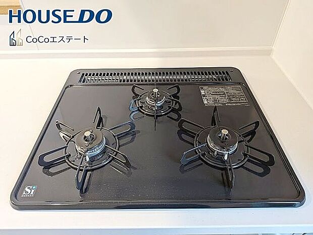 □■三口コンロ■□同時にお料理が可能♪煮物と炒め物と汁物と一度に作れます。手際のよいママ確定ですね。